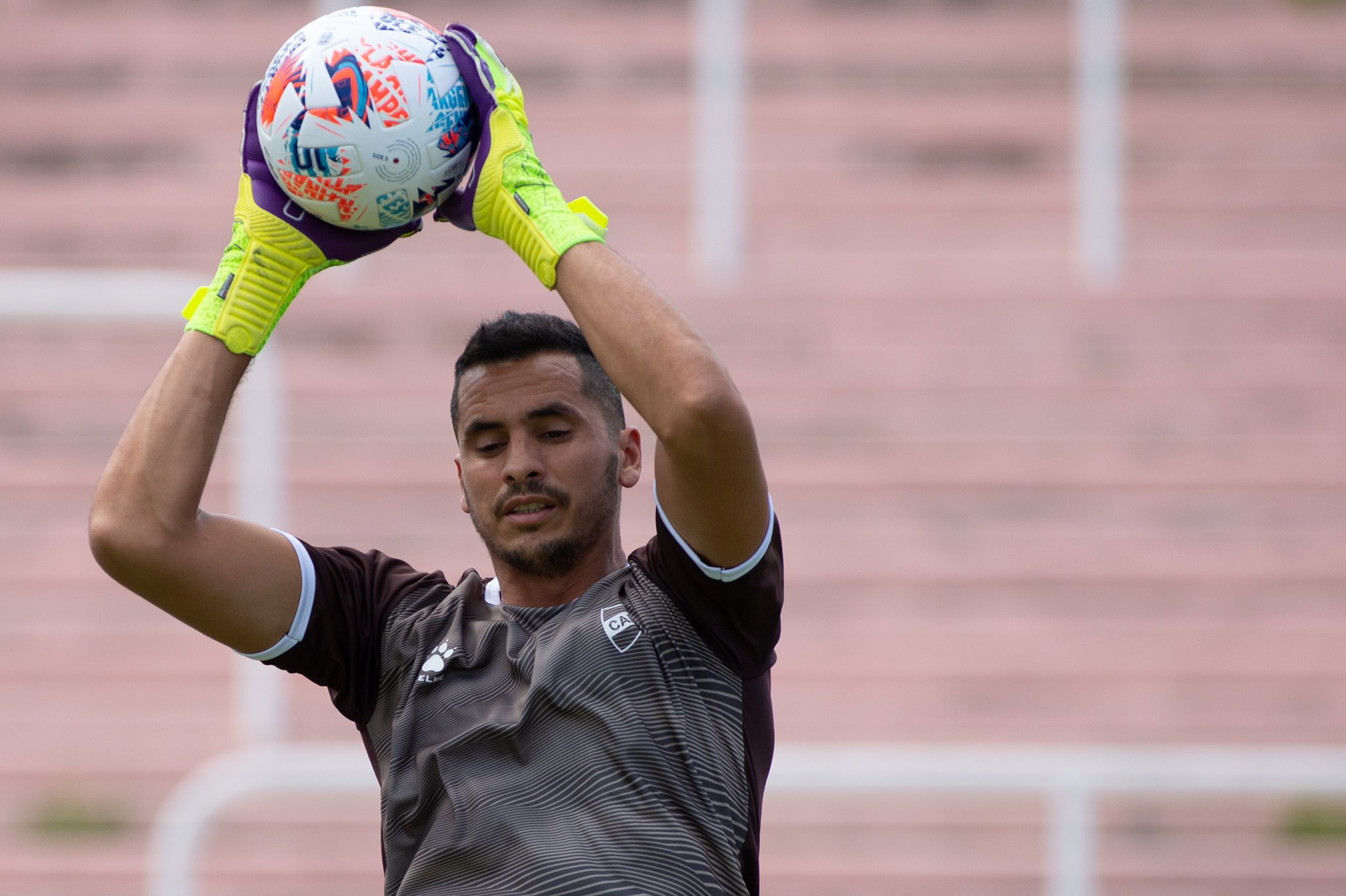 Goleiro do Platense sonha em jogar basquete