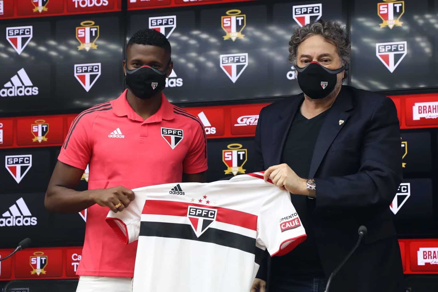 Orejuela trata Daniel Alves como sua refer&ecirc;ncia