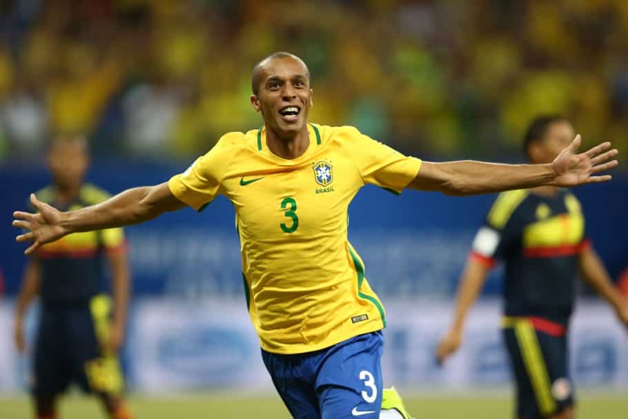 São Paulo tenta Miranda, mas esbarra em salário