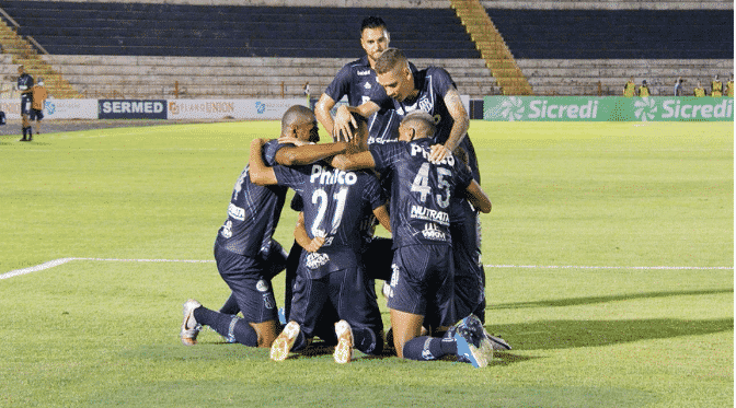 L&eacute;o Naldi comemora primeiro gol como profissional