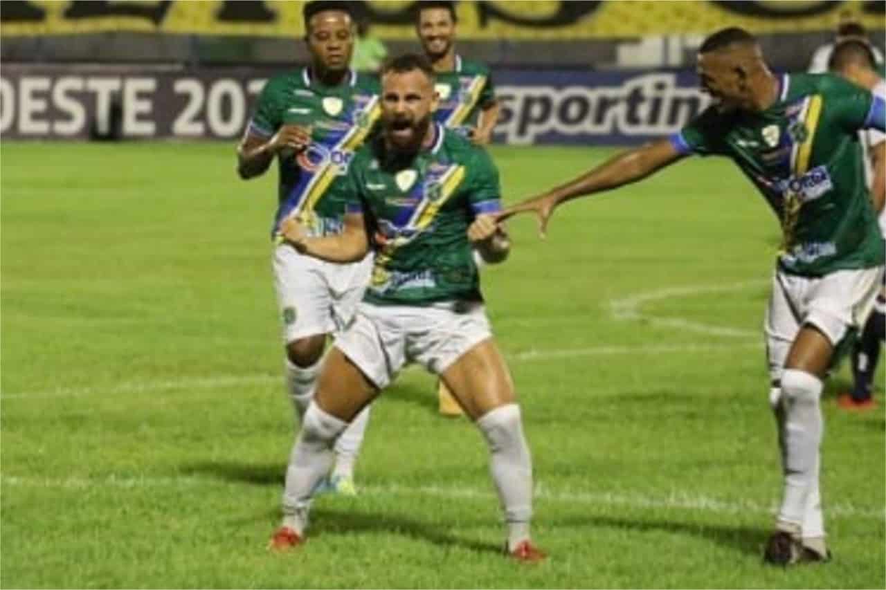 Klenisson celebra gol e vitória em estreia do Altos-PI