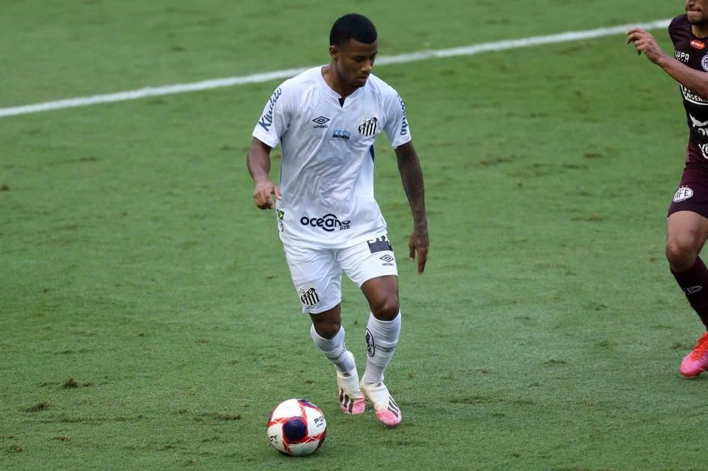 Arthur Gomes vai completar 100 jogos pelo Santos