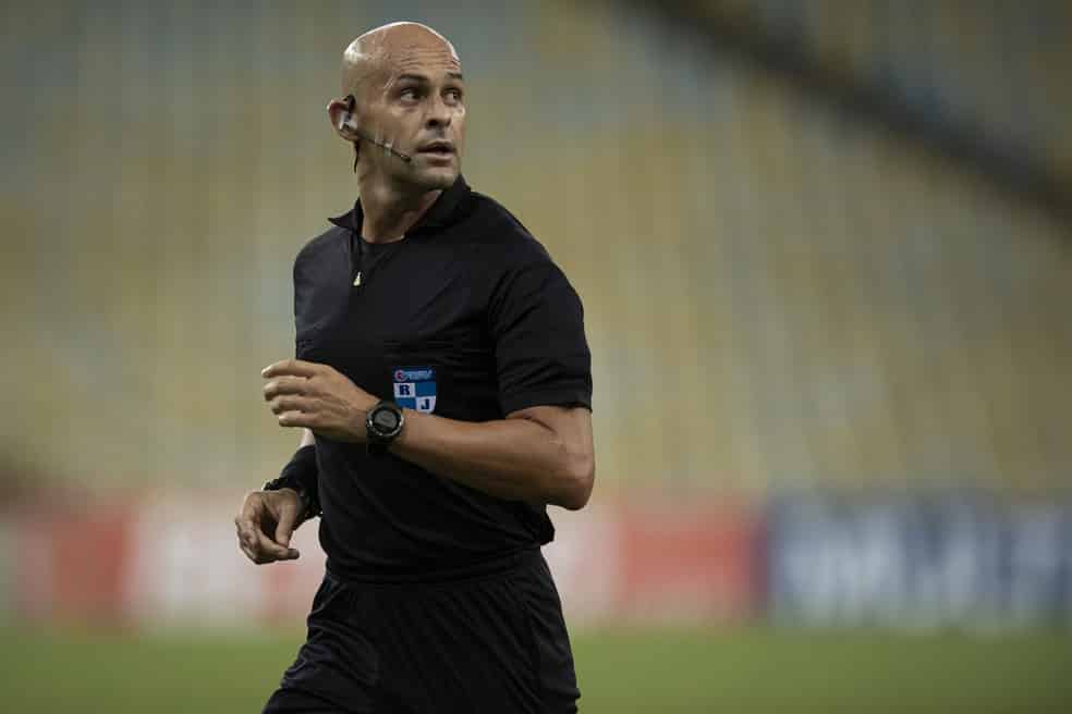 Árbitro que anulou gol legal do Fluminense é afastado pela FERJ