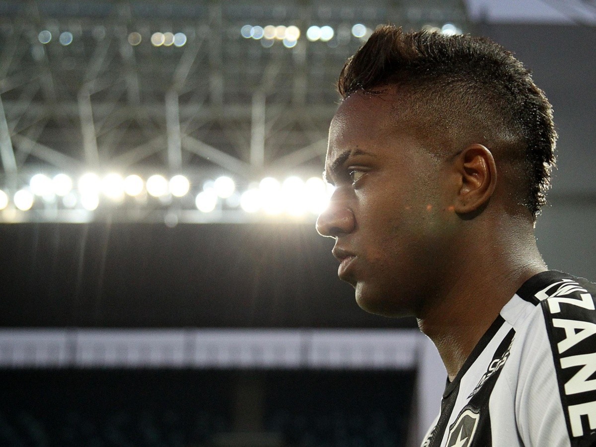 Kelvin, ex-Botafogo, chega ao Vila Nova