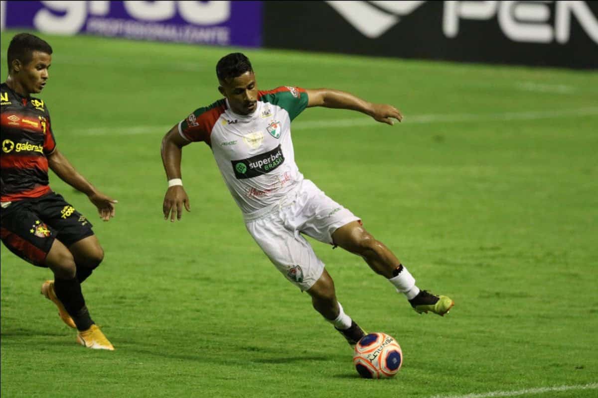 Importante na vit&oacute;ria sobre o Sport, Tarc&iacute;sio assume polival&ecirc;ncia e mira reabilita&ccedil;&atilde;o do Salgueiro na Copa do Nordeste: &ldquo;Ajudar onde for preciso&rdquo;