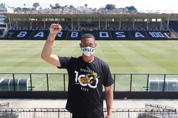 Vasco planeja lançar camisa em homenagem à Barbosa e produtos de Dener e Dinamite