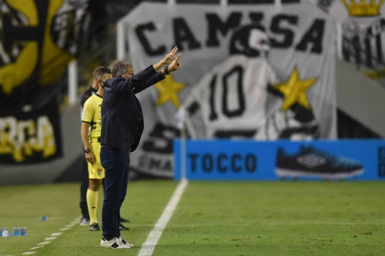 Ariel Holan elogia técnica do futebol brasileiro e afirma: “Praticamente começamos com o sub-20”
