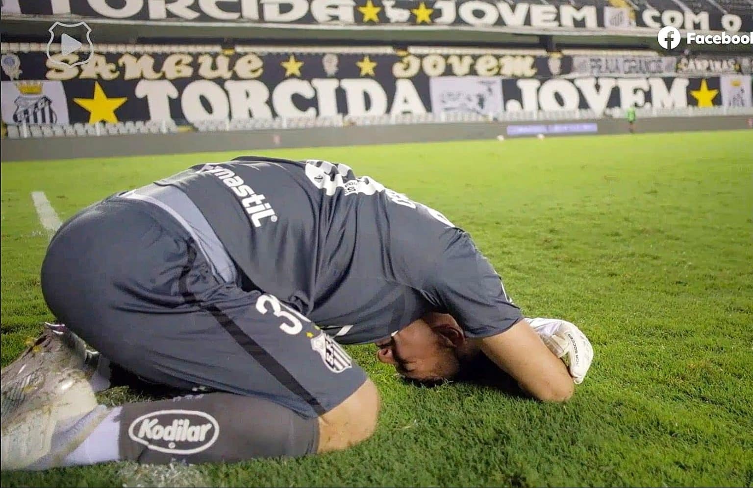 Jo&atilde;o Paulo comenta sobre vontade de ser &iacute;dolo do Santos e proposta do Ajax: &ldquo;N&atilde;o penso em sair agora, penso em fazer hist&oacute;ria no Santos&rdquo;