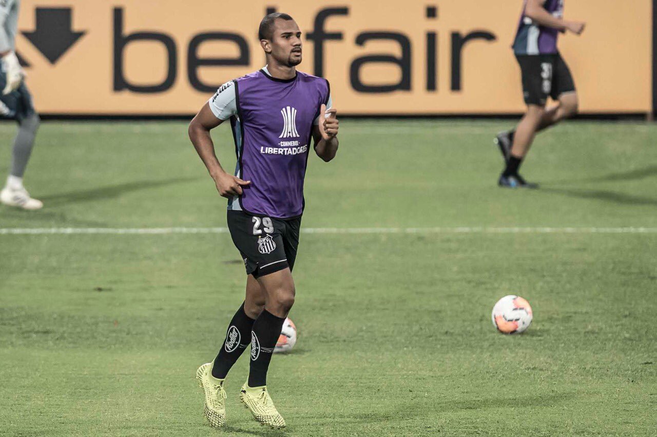 Santos avan&ccedil;a em renova&ccedil;&atilde;o com Derick