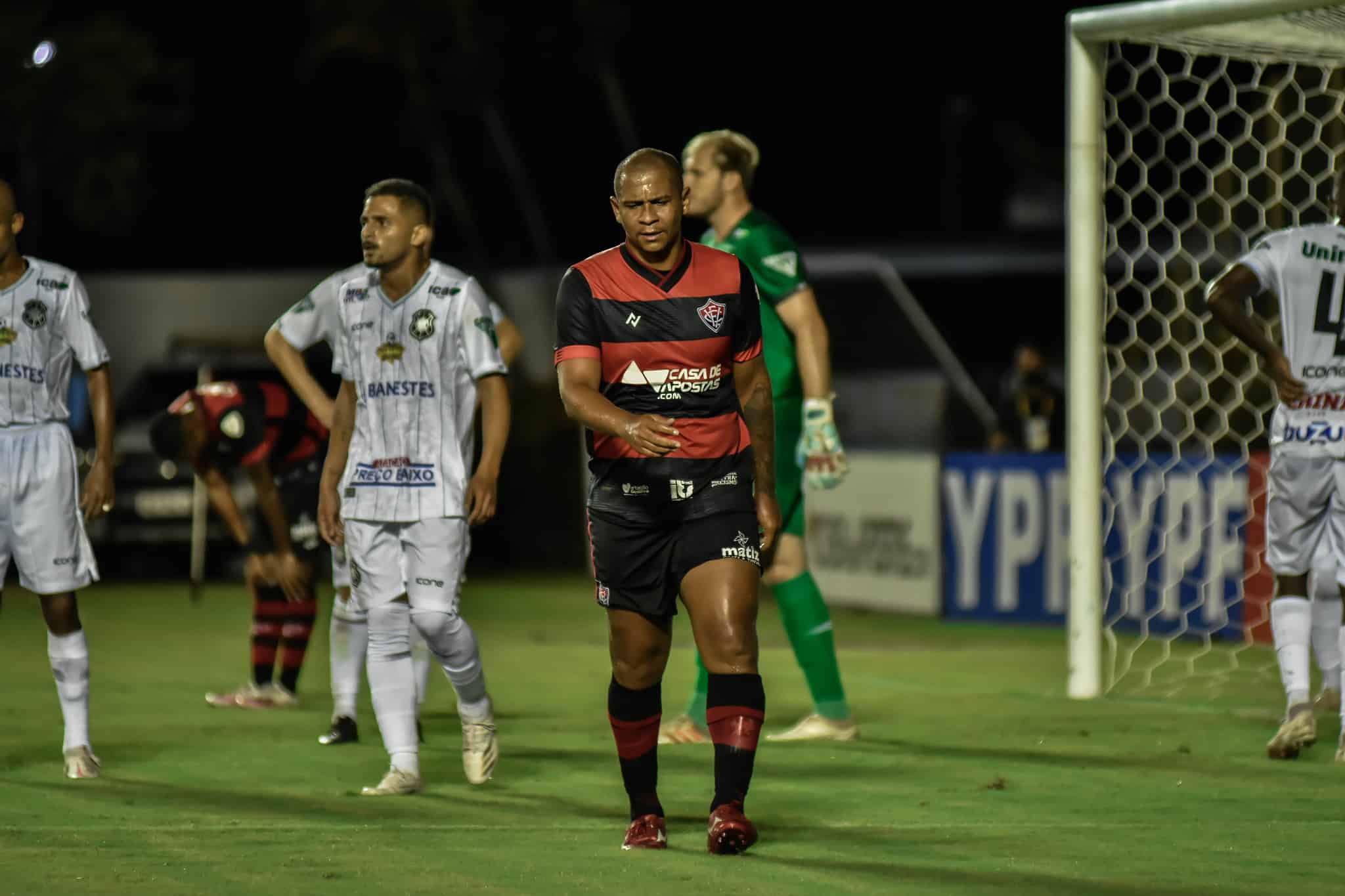 Vitória comunica encerramento de vínculo contratual com o atacante Walter