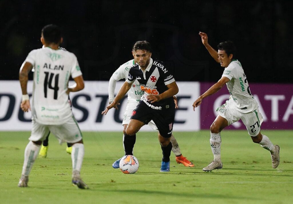 Vasco está próximo de renovar com o volante Andrey