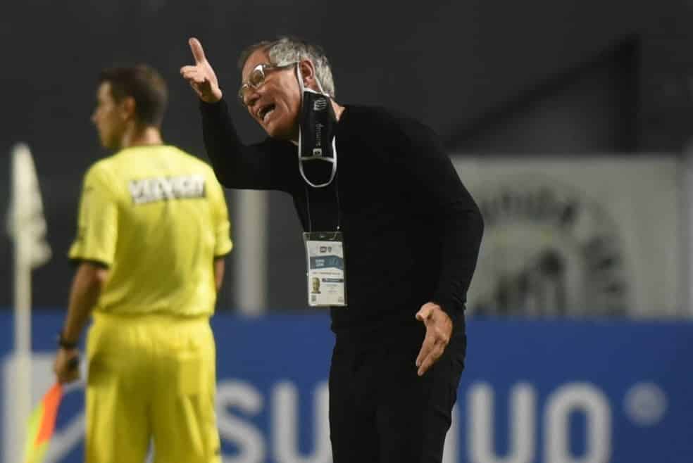 Ariel Holan pede demiss&atilde;o do Santos ap&oacute;s protestos da torcida
