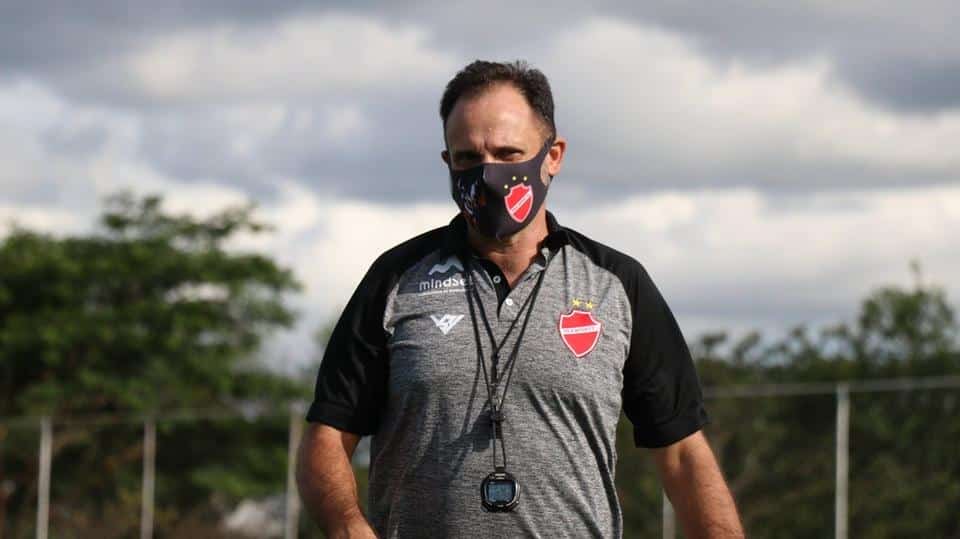 Wagner Lopes pede calma nas finalizações e garante: “Não existe clássico fácil”