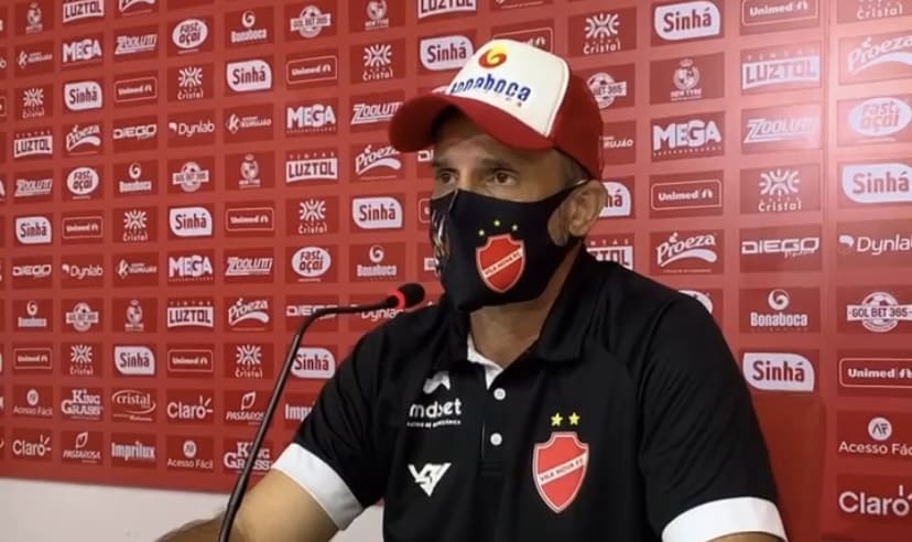 Depois de vitória no clássico, técnico do Vila Nova declara: “Temos que melhorar muito ainda”