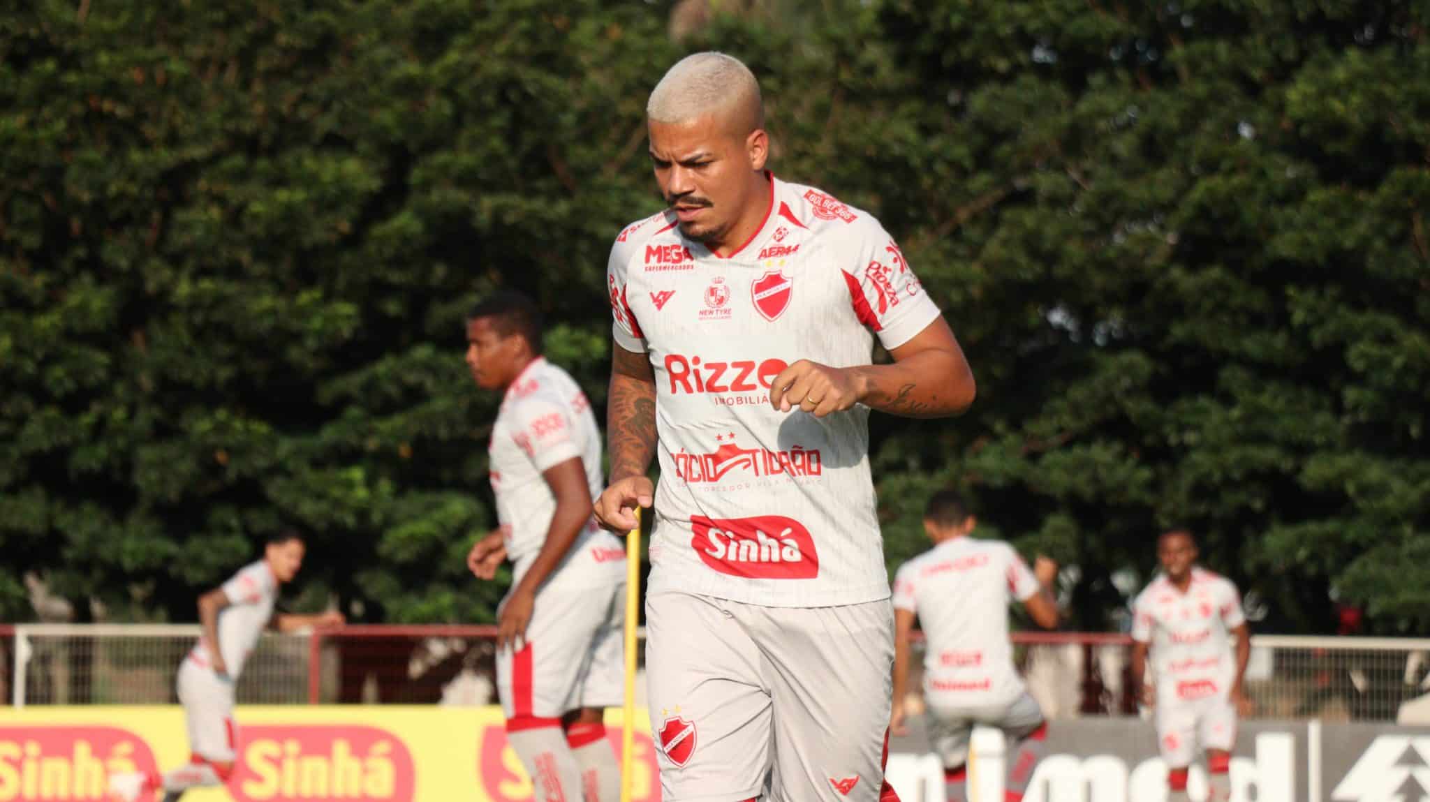 Thiago Carleto passa por cirurgia e desfalca Vila Nova por tempo indeterminado