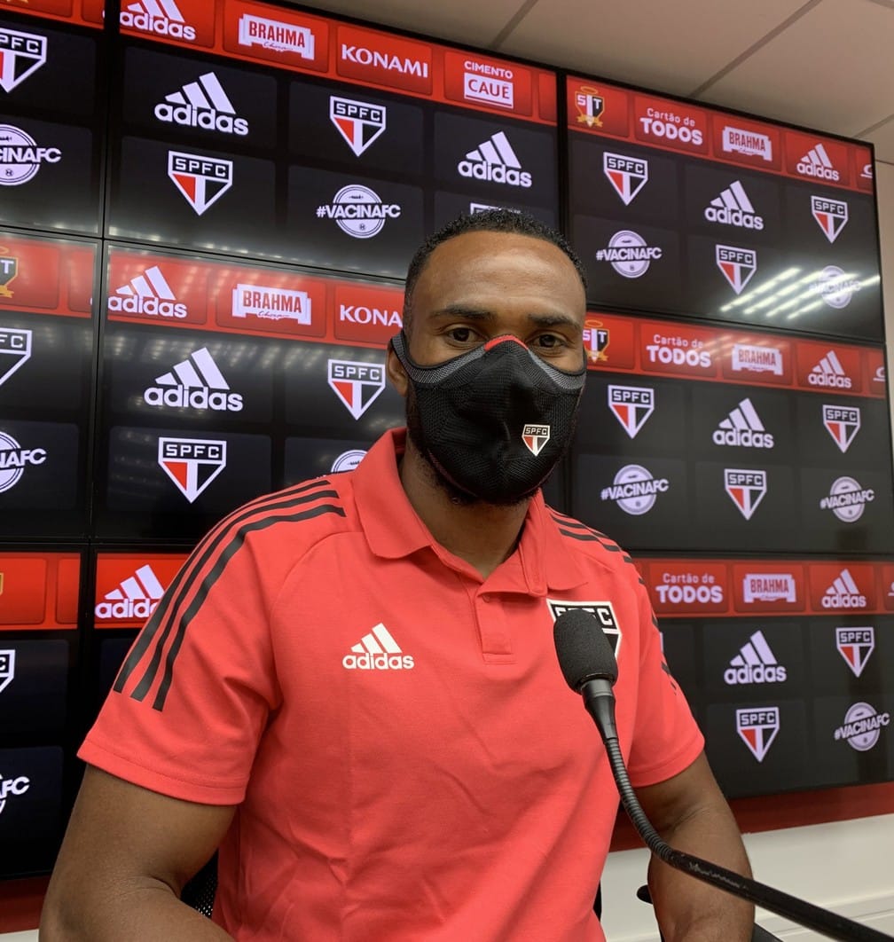 Willian é apresentado pelo São Paulo