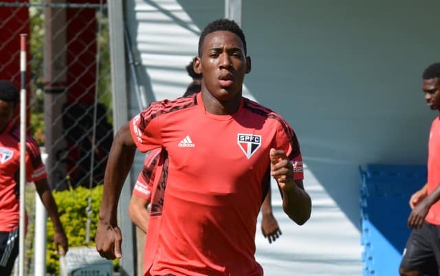 L&eacute;o ser&aacute; desfalque do S&atilde;o Paulo contra o Flamengo