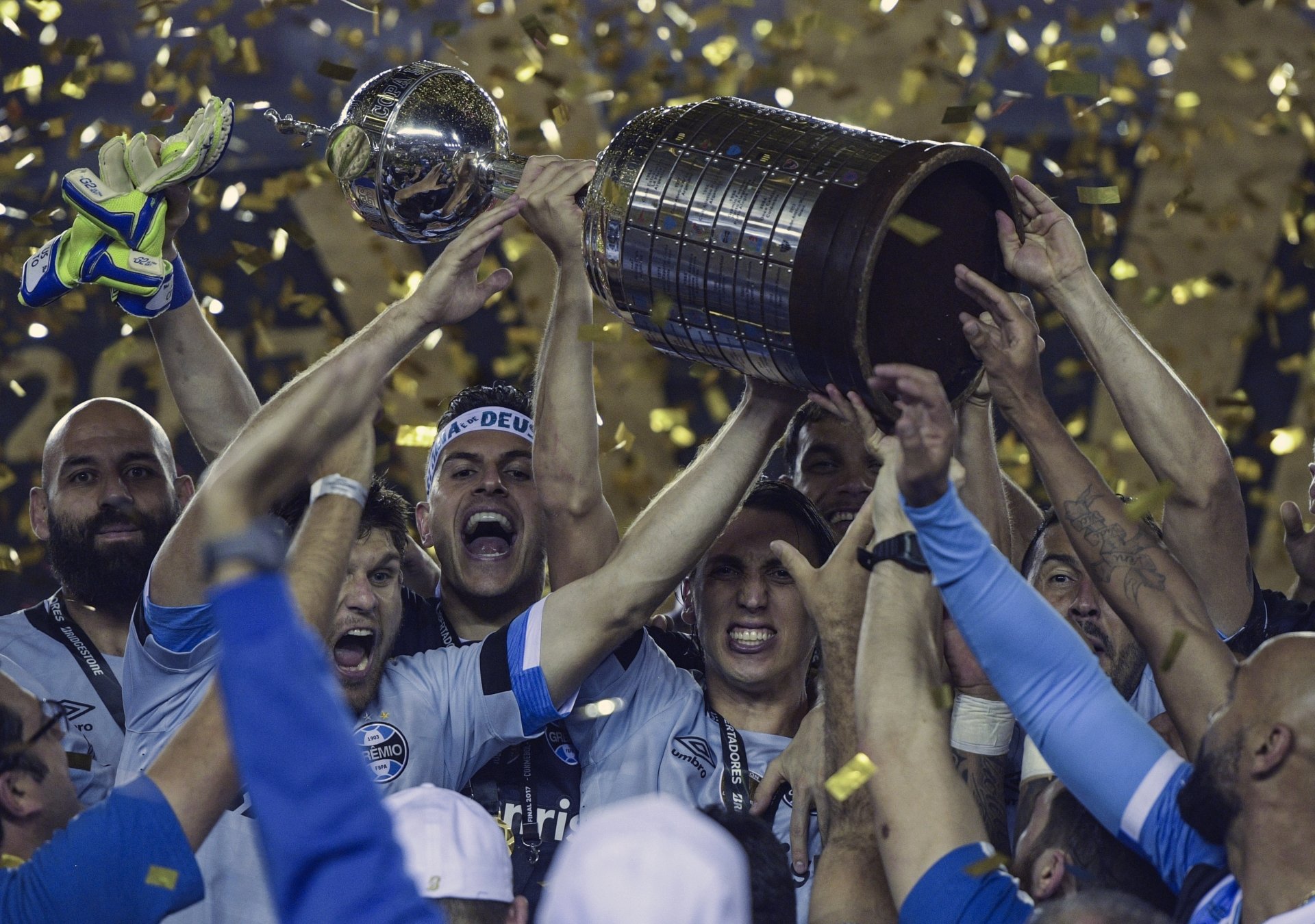 Geromel com a taça da libertadores
