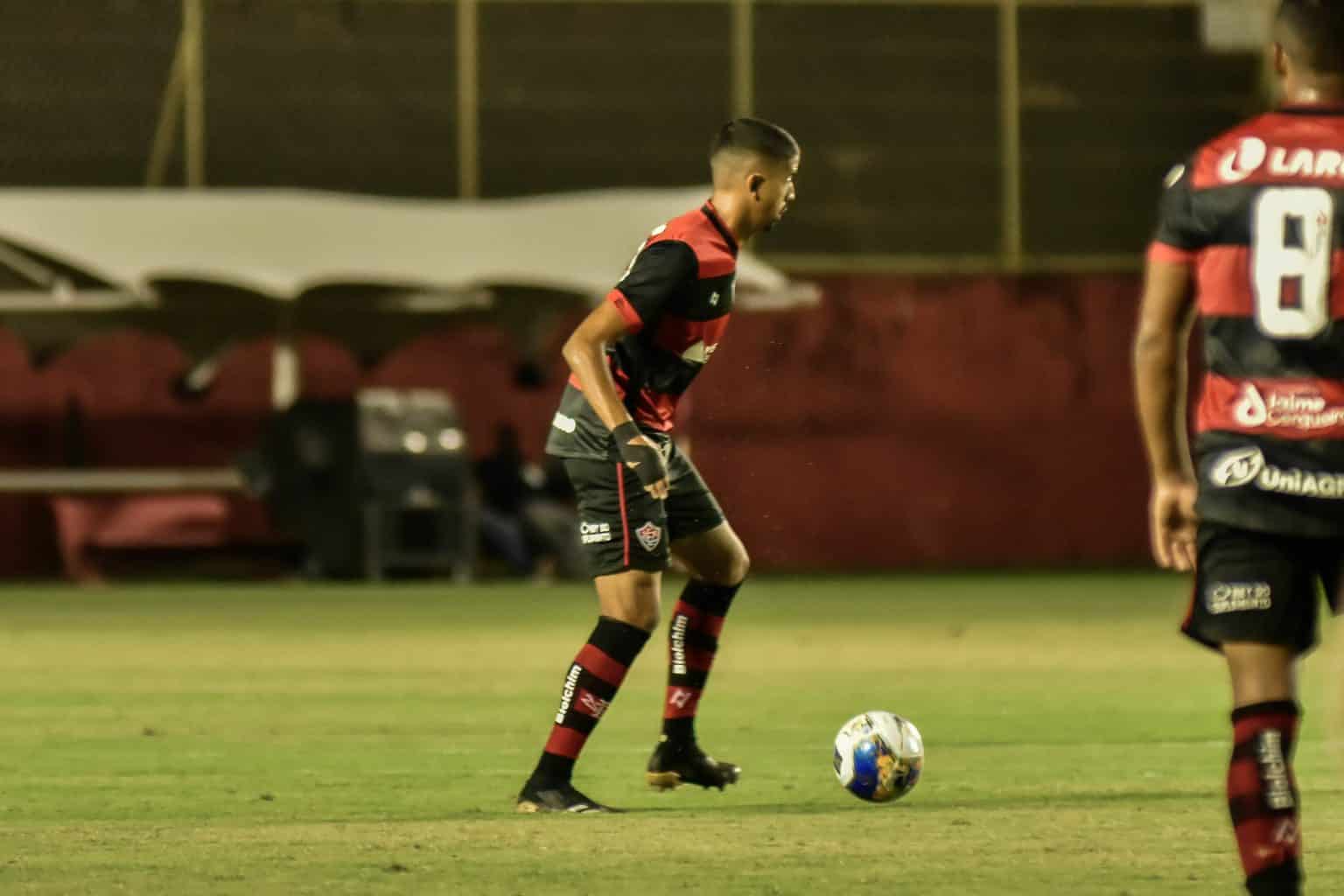 &ldquo;Venho mantendo a resili&ecirc;ncia, a perseveran&ccedil;a, para quando a oportunidade chegar&rdquo;, explica Paulo Vitor, volante do Vit&oacute;ria