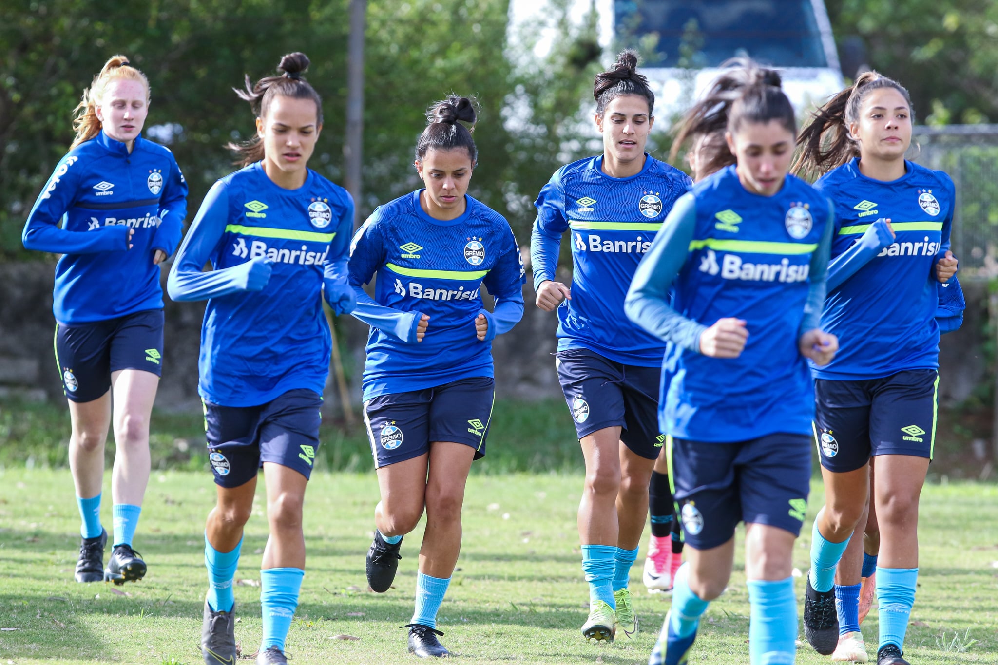 Gurias gremistas realizam &uacute;ltimo treino pr&eacute;-jogo