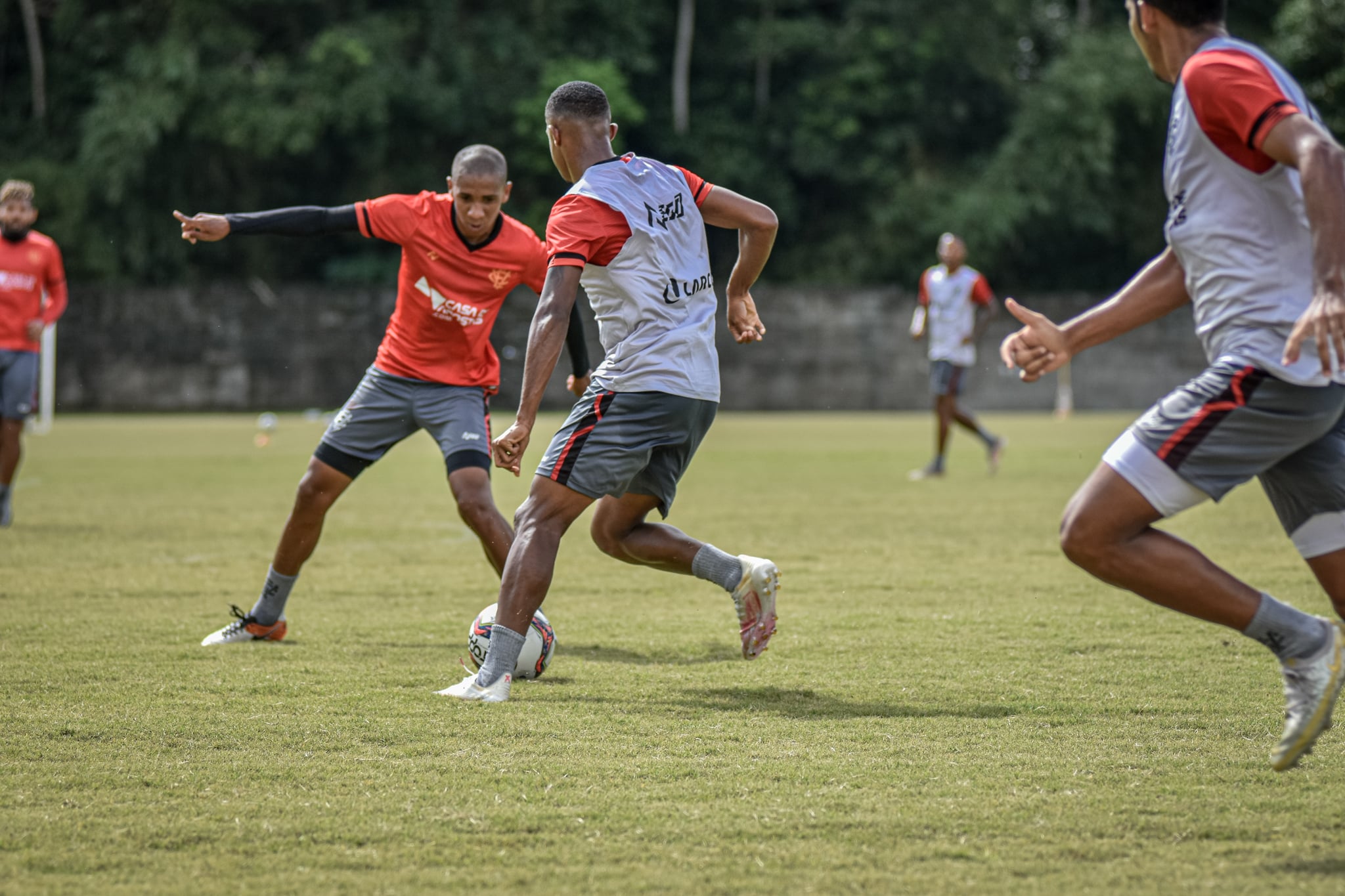 Vitória realiza coletivo em mais um dia de preparação para estreia