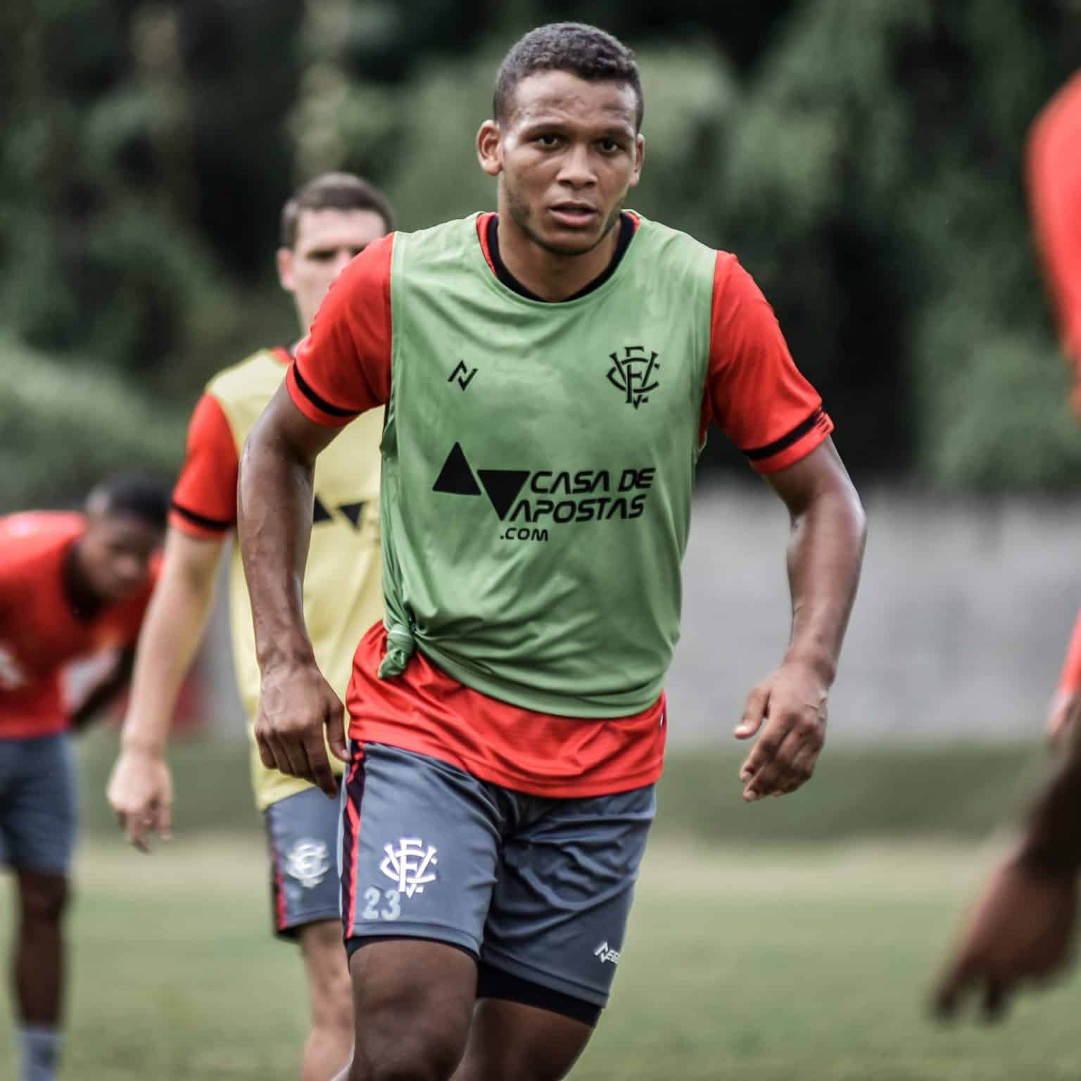 Gabriel Bispo analisa competitividade no elenco do Vit&oacute;ria e revela sonho