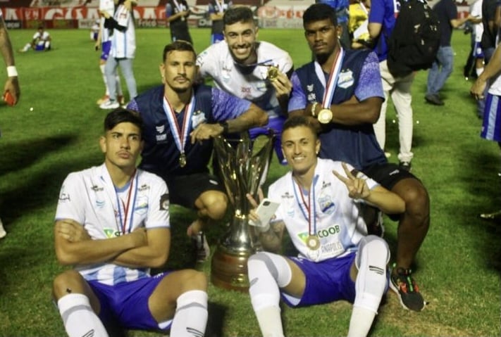Jogadores do Vila Nova emprestados ao Grêmio Anápolis posam com taça do Goianão