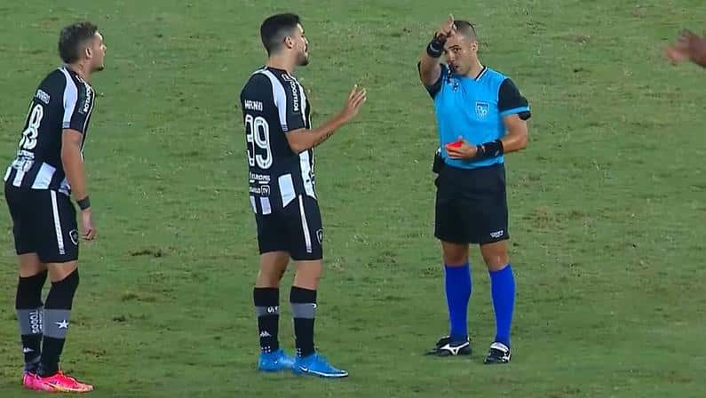 Marcinho pede desculpas após expulsão