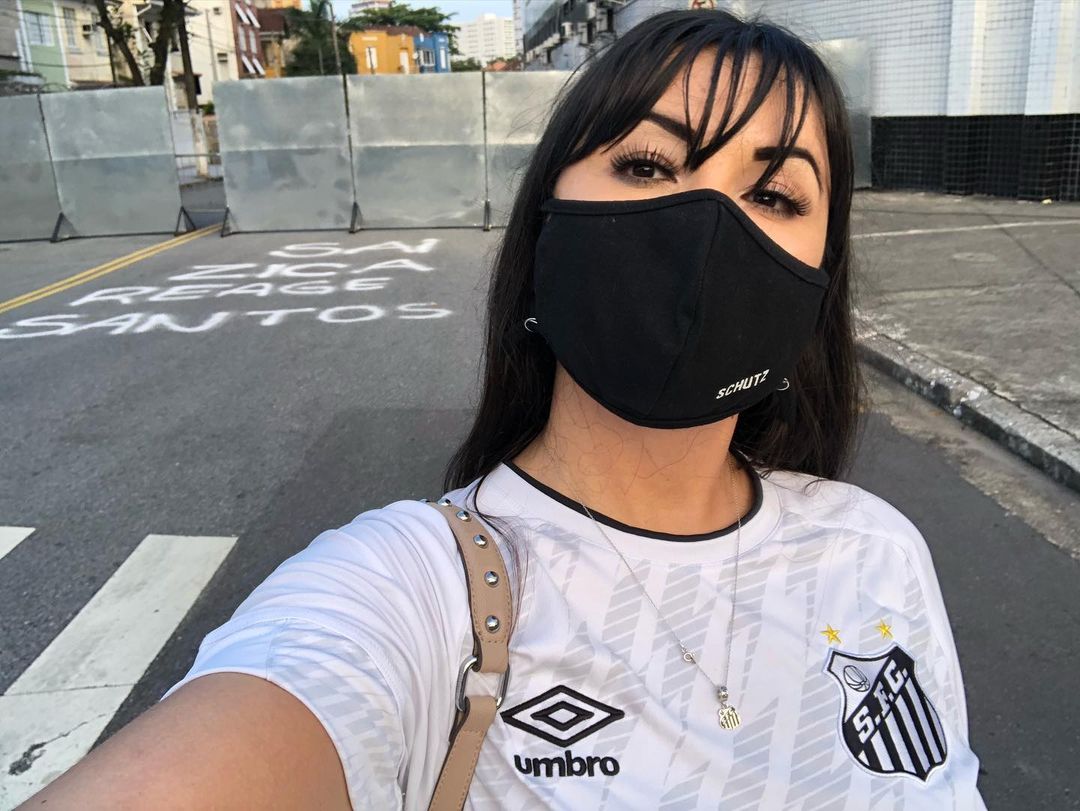 Torcedora respons&aacute;vel pelo sal grosso na Vila Belmiro comemora: &ldquo;No Santos sempre d&aacute; certo&rdquo;