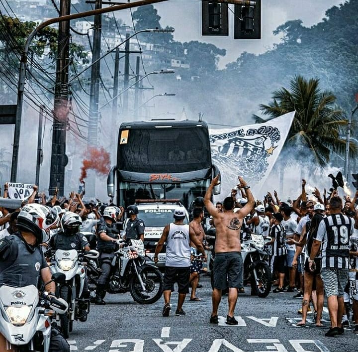 Torcida do Santos apoia elenco antes do jogo contra S&atilde;o Bento