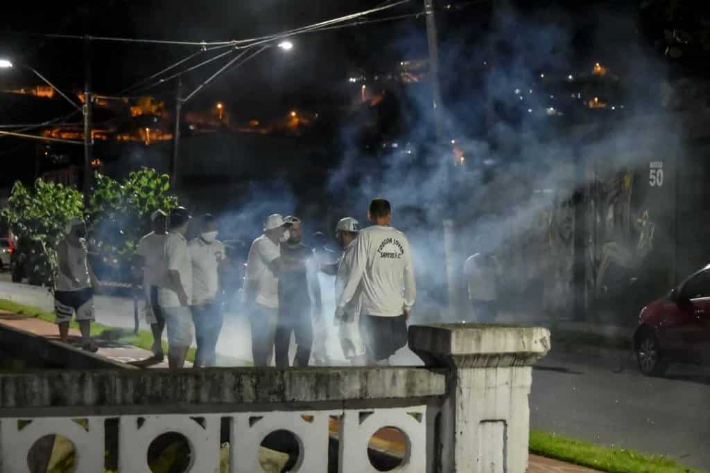 Torcida do Santos apedreja &ocirc;nibus ap&oacute;s sa&iacute;da  da Vila Belmiro