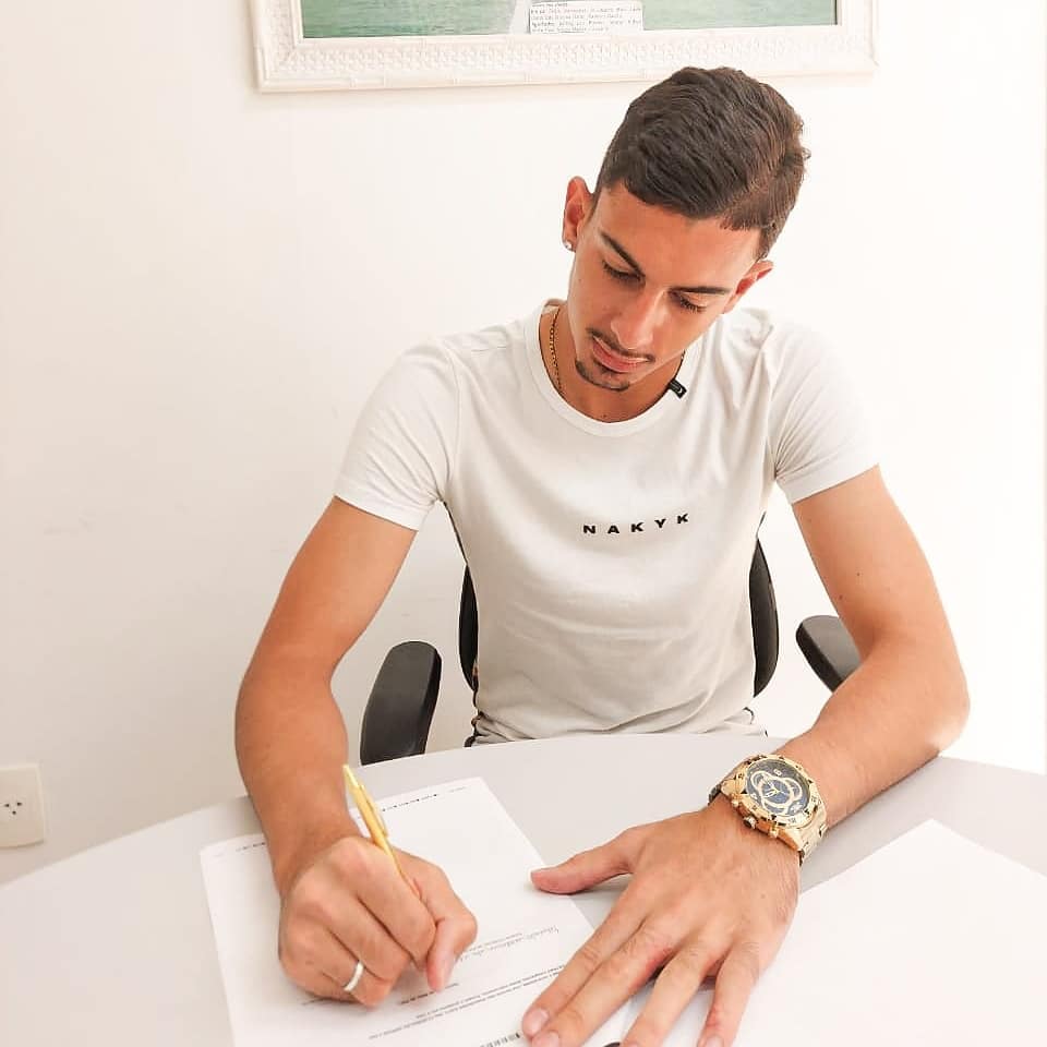 Eduardo Araújo assina contrato de dois anos com Santos