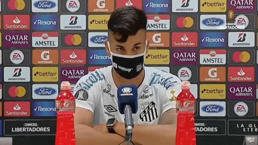 Kaio Jorge desconversa sobre renova&ccedil;&atilde;o com Santos e diz estar focado em campo