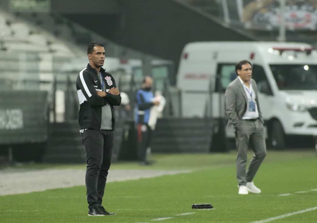 Lázaro fala sobre Sylvinho no Corinthians: “transforma o ambiente”