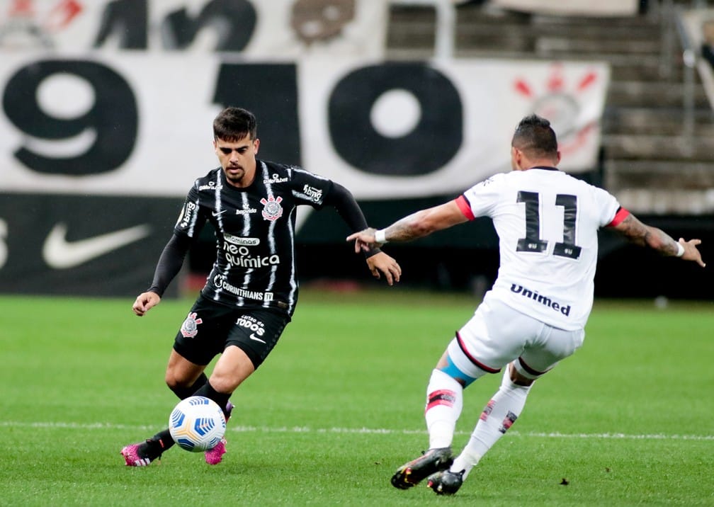 Sylvinho fala sobre zaga do Corinthians e elogia Fagner: “É um atleta vigoroso”