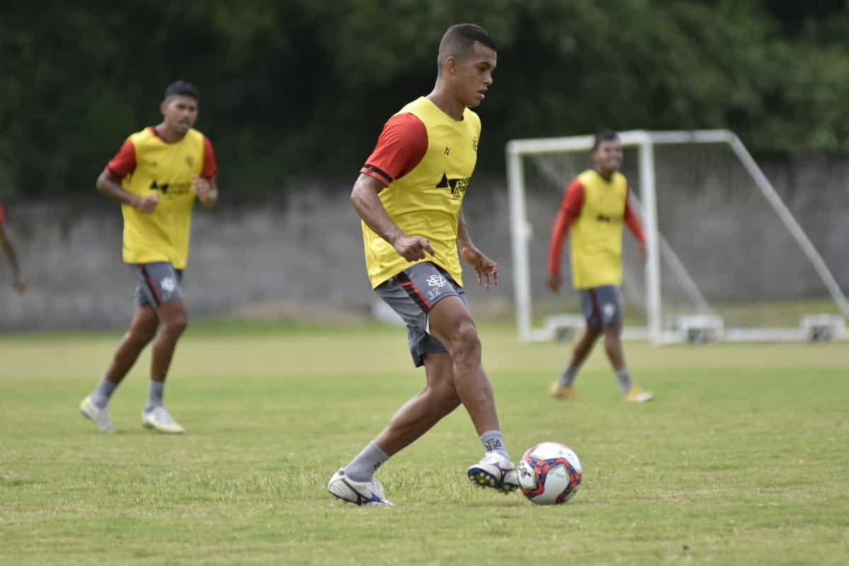 Lucas Silva destaca versatilidade no meio-campo