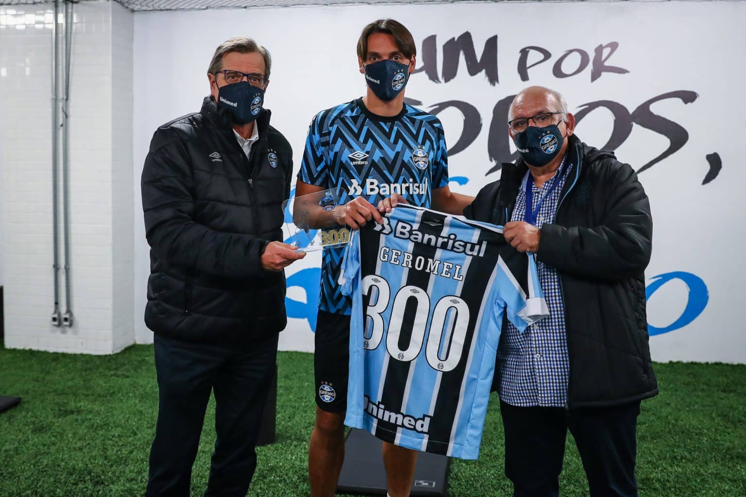 Geromel recebe homenagem por 300 jogos