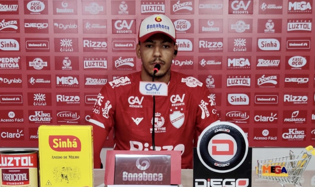 Clayton conta trajet&oacute;ria e se diz pronto para estrear pelo Vila Nova: &ldquo;&agrave; disposi&ccedil;&atilde;o do treinador&rdquo;