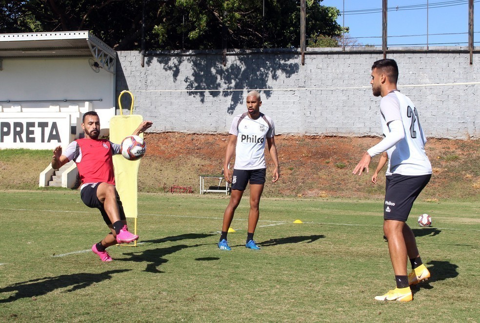 Ponte Preta encerra preparação para enfrentar o Vasco com foco nas bolas paradas