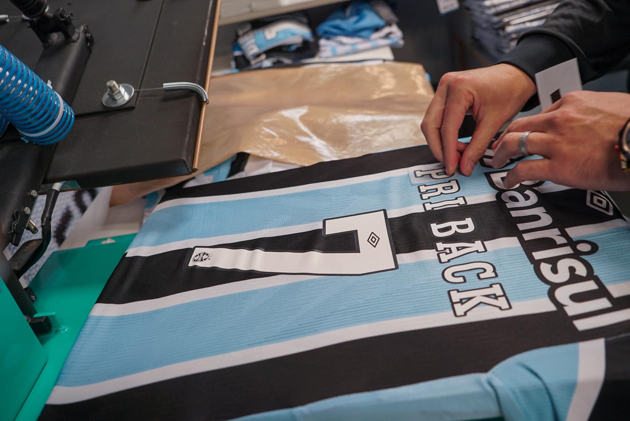 Gurias Gremistas t&ecirc;m numera&ccedil;&atilde;o fixa e nomes estampados nas camisas