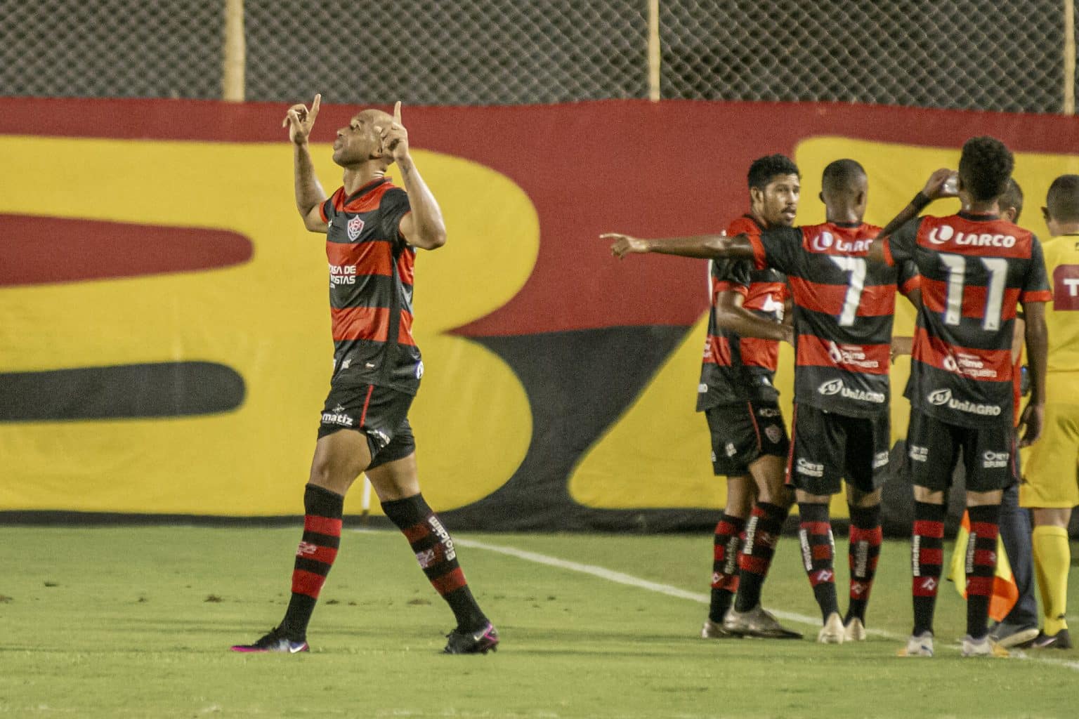 Dinei prega efici&ecirc;ncia nos dois tempos para o Vit&oacute;ria voltar a vencer