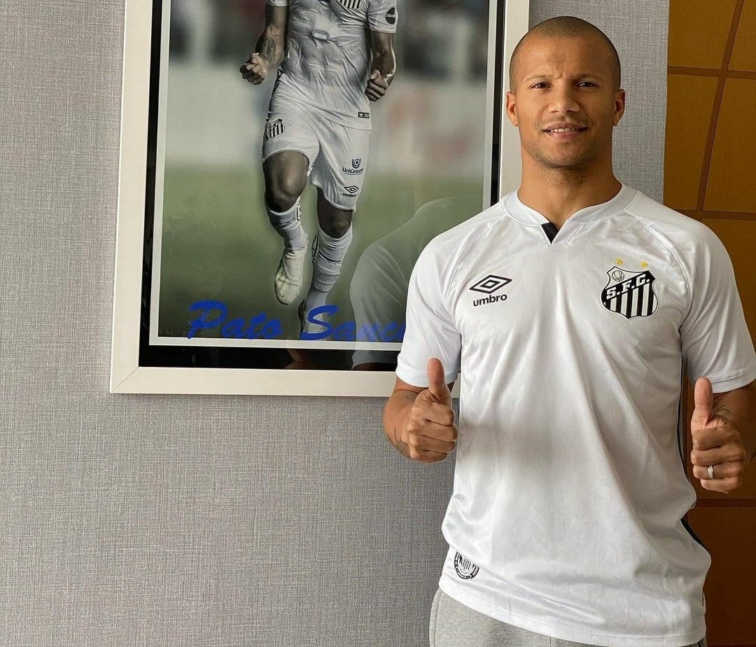 Santos renova com Carlos S&aacute;nchez por dois anos