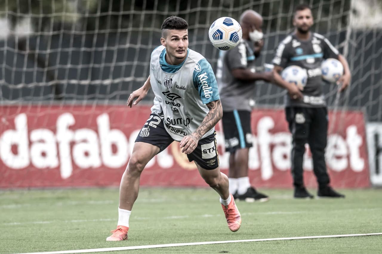 Santos deve estrear nova dupla de zaga