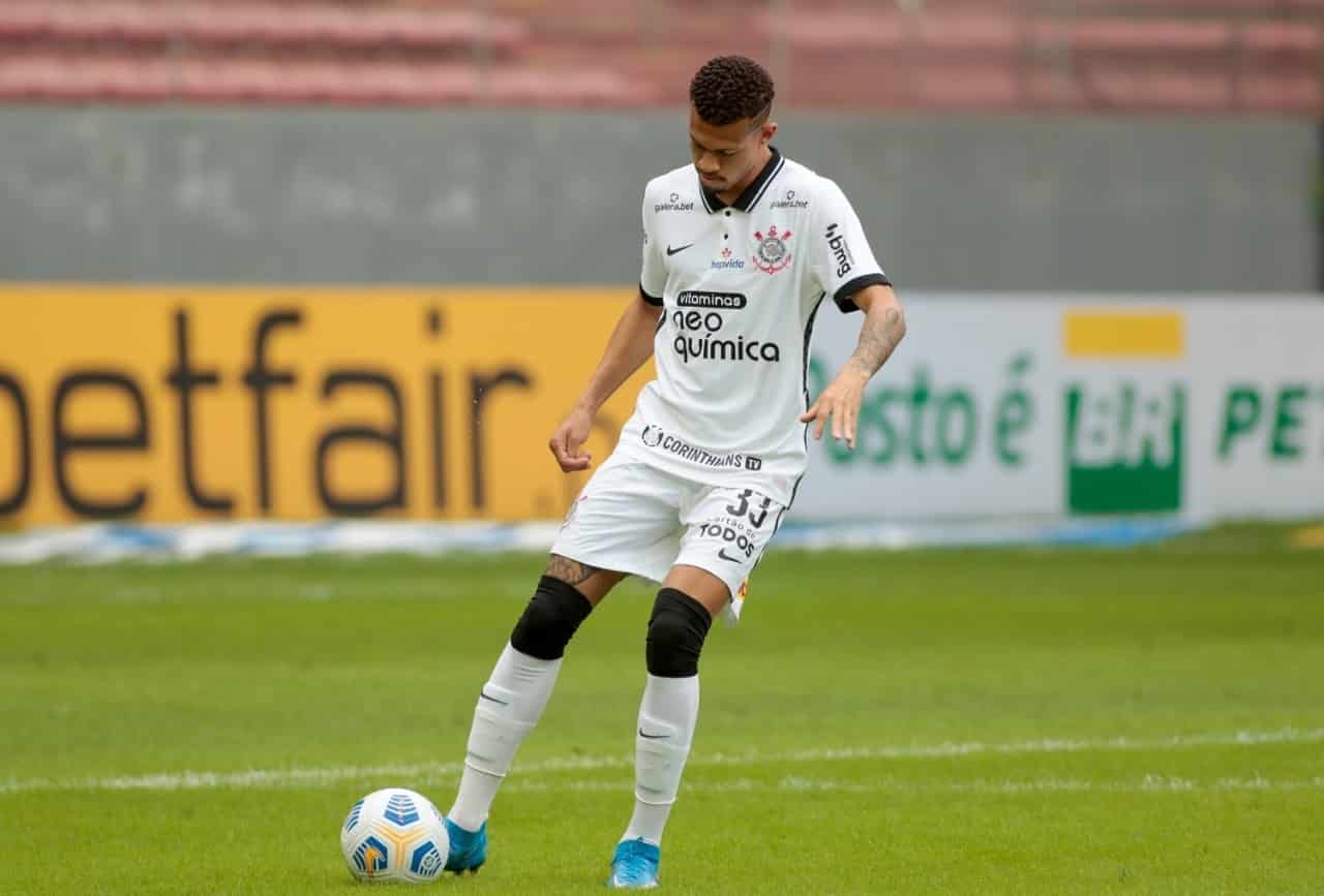 Sylvinho elogia zagueiro Jo&atilde;o Victor do Corinthians: &ldquo;&Eacute; um grande jogador e teve uma performance muito boa&rdquo;