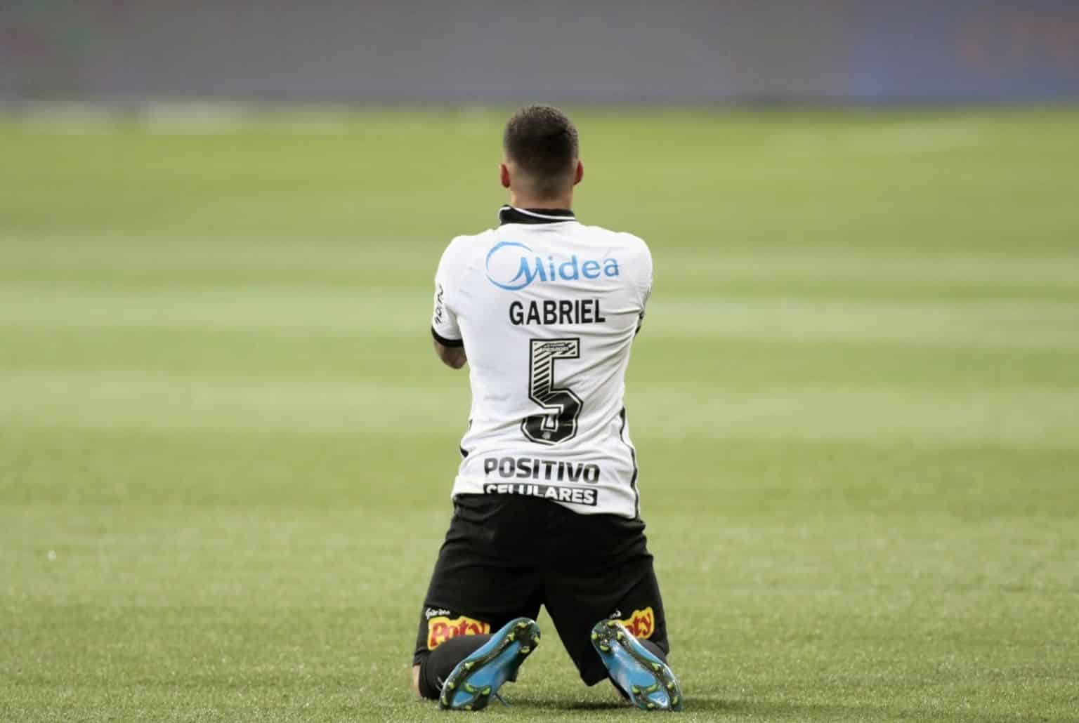 Gabriel elogia torcida do Corinthians: &ldquo;A torcida &eacute; diferente&rdquo;
