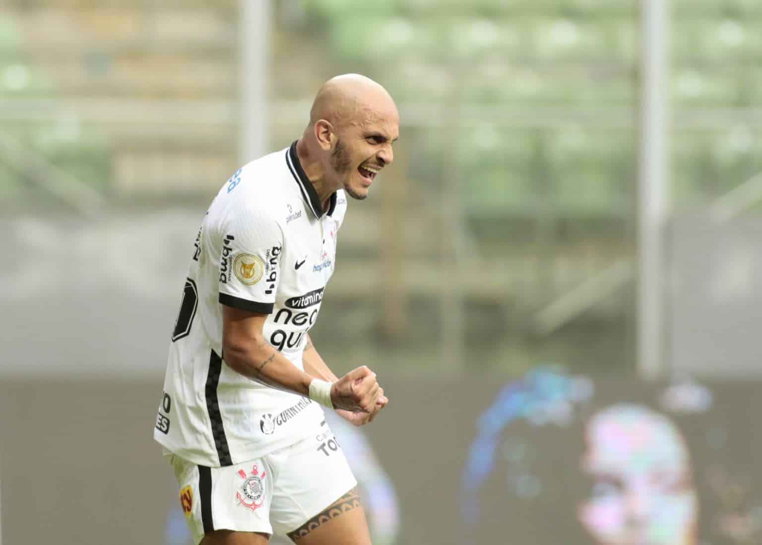 Sylvinho destaca import&acirc;ncia de F&aacute;bio Santos no Corinthians: &ldquo;Um l&iacute;der&rdquo;