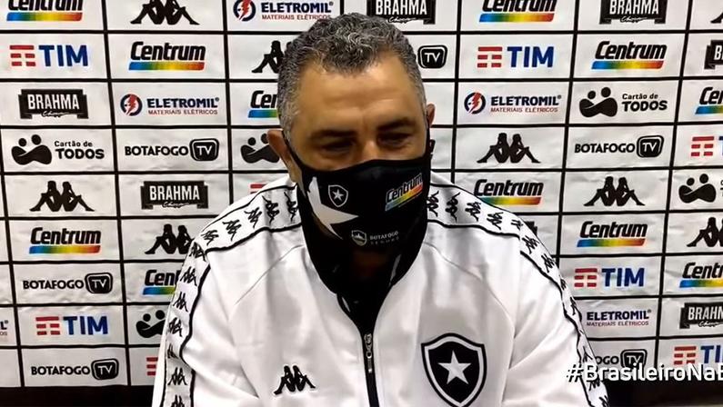 Marcelo Chamusca comemora vit&oacute;ria do Botafogo