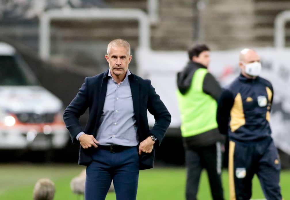 Sylvinho lamenta rendimento do Corinthians contra Bragantino: &ldquo;Vivemos um tempo complicado&rdquo;