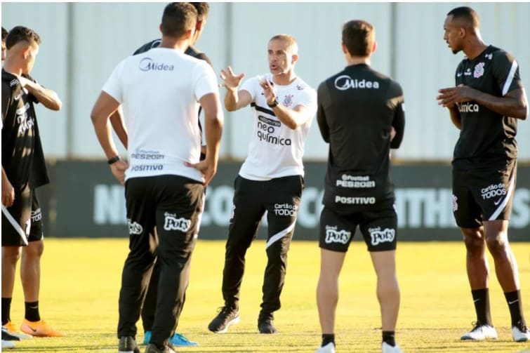 Sylvinho defende falhas de jovens do Corinthians: &ldquo;Faz parte do processo de matura&ccedil;&atilde;o&rdquo;