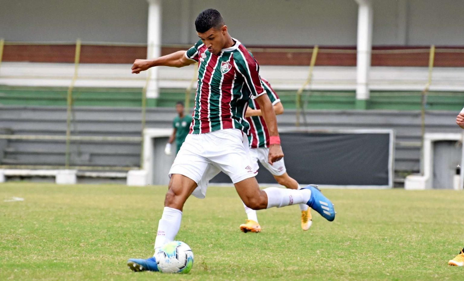 Técnico tricolor aponta jovem lateral como opção no Flu